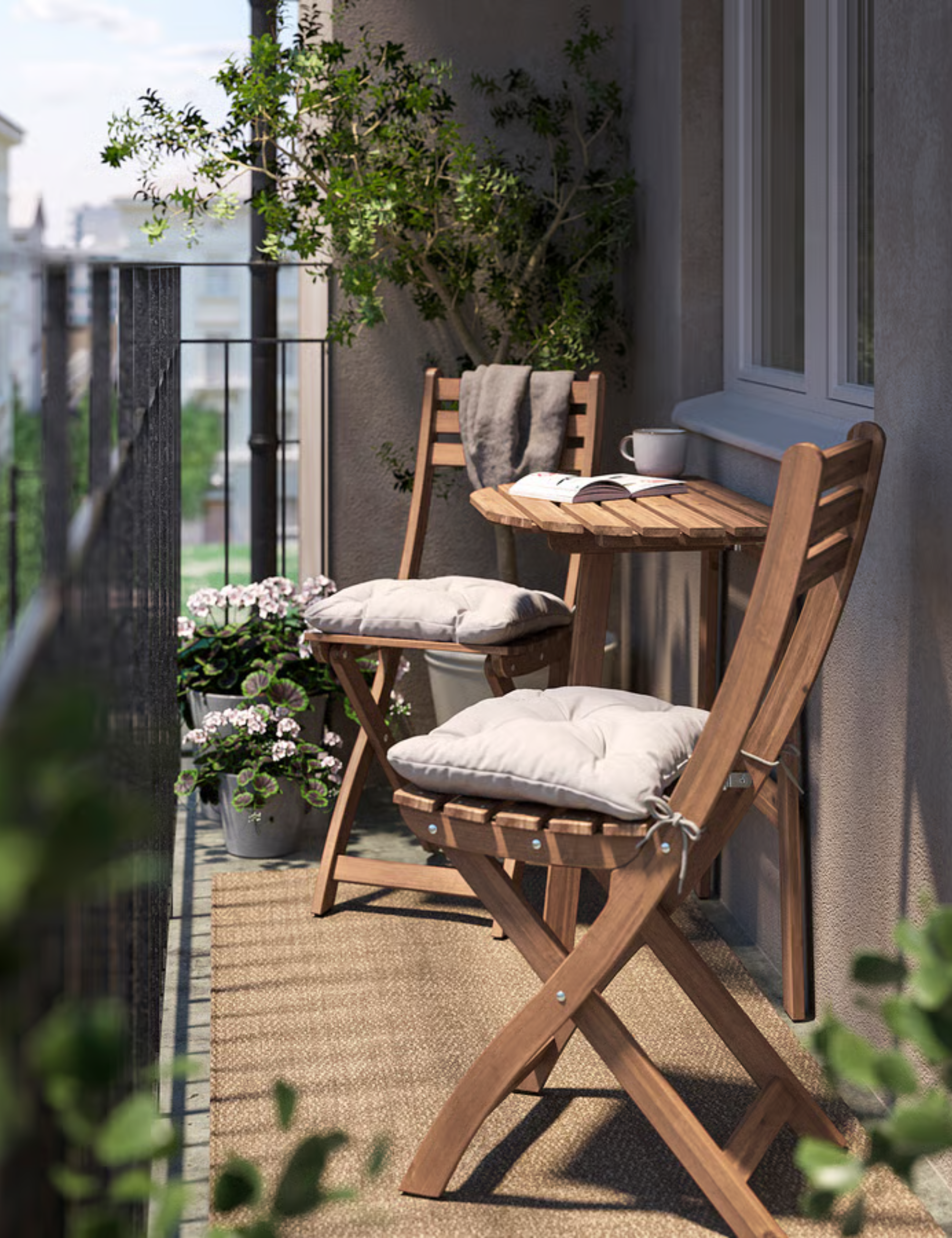 Table et chaises murales d'extérieur en bois IKEA dotées de coussins de siège touffetés crème au sommet d'un petit balcon