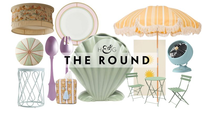 Cet été, les créateurs remplacent les couleurs vives par des nuances plus douces et plus élégantes – ces 16 trouvailles facilitent l’achat de la tendance Pastel decor for summer, including a ceiling light cover, outdoor cushion, outdoor side table, salad server set, Ginori plate, seashell vase, retro fan, bistro set, sun-motif table linen, and parasol