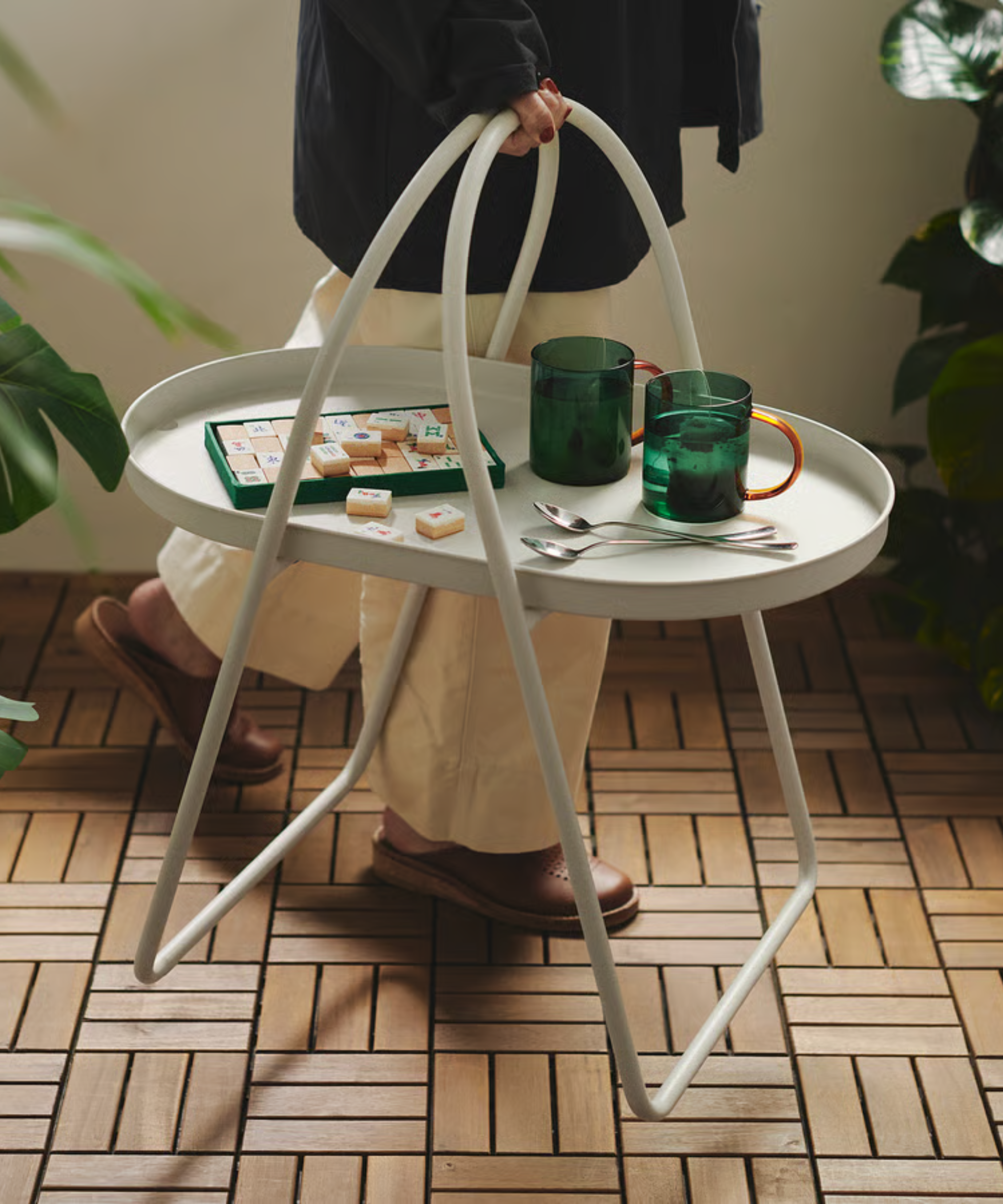 une table basse d'extérieur portable avec poignées
