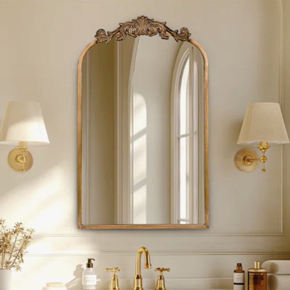 Miroir de salle de bain arqué orné d'or