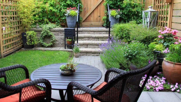 J’en avais marre de voir mon petit patio encombré – jusqu’à ce que cette lampe solaire intelligente à 70 $ résolve mon problème de « fluage des accessoires » J'en avais marre de voir mon petit patio encombré – jusqu'à ce que cette lampe solaire intelligente à 70 $ résolve mon problème de « fluage des accessoires »