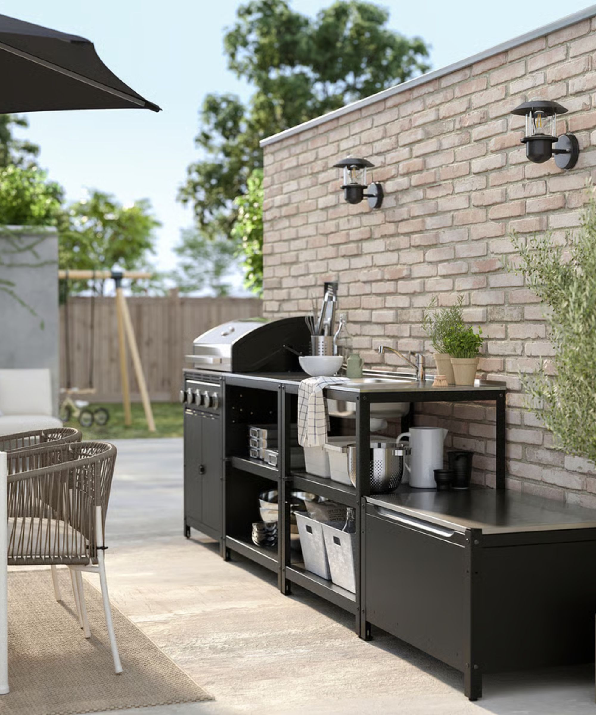 Cuisine extérieure Grillskar d'IKEA comprenant deux étagères et un grill contre un mur de briques
