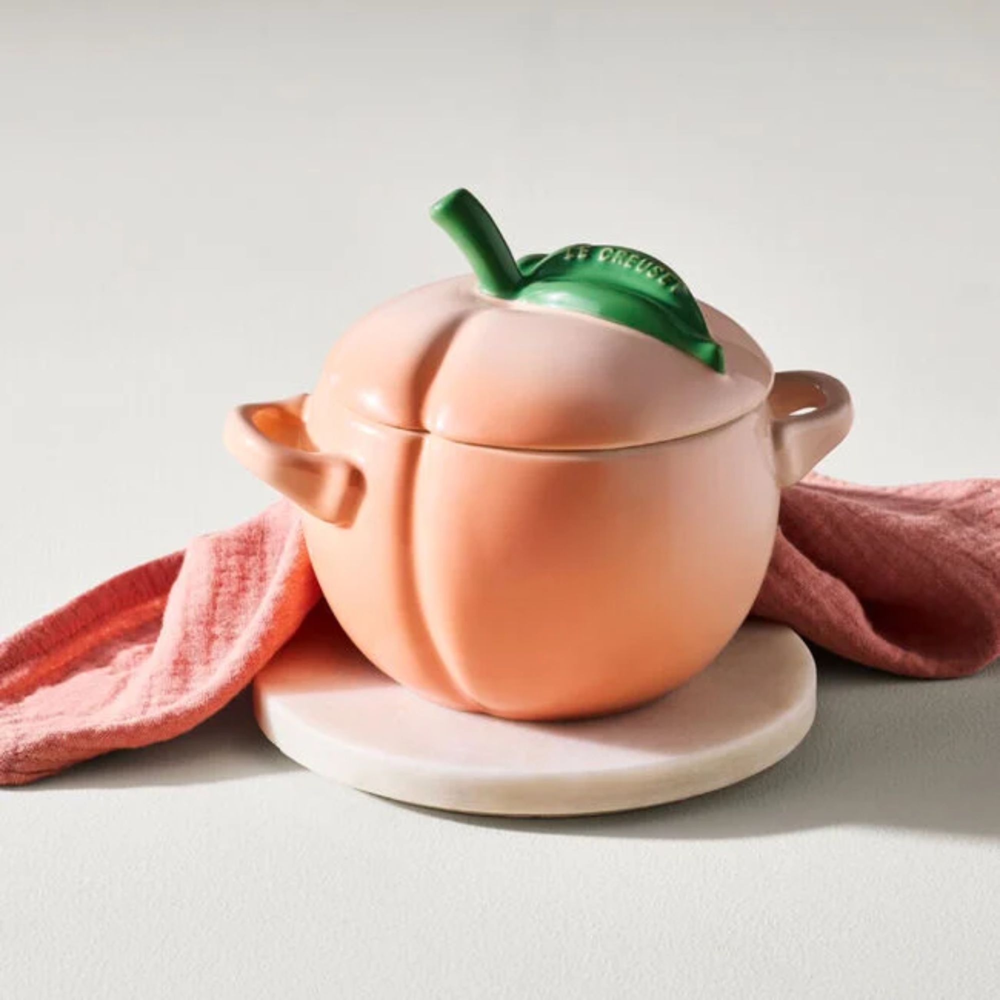 Une mini cocotte Le Creuset en forme de pêche