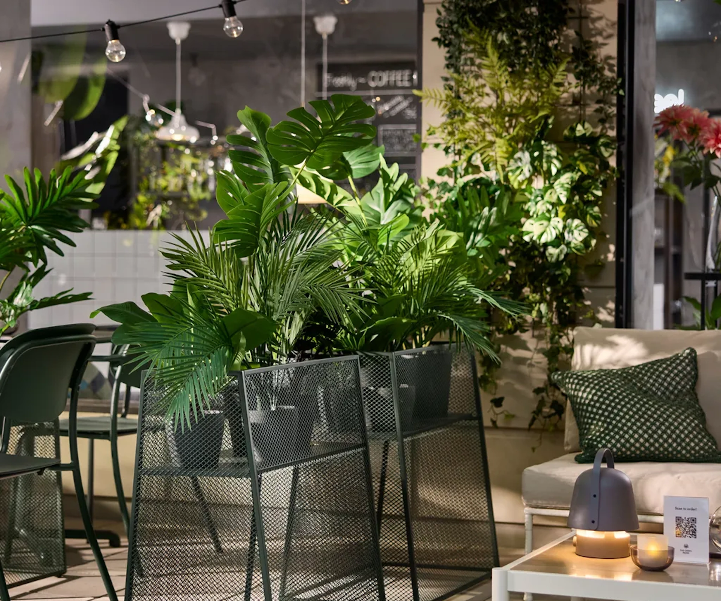 Support d'usine en métal vert sur un balcon moderne et chic