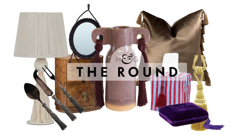 Les designers disent que les pompons remplacent les meubles à jupes comme détail « grand-mère » plus frais pour 2026 – 16 trouvailles que nous aimons Tassel decor, including a table lamp, set of cheese knives, dresser, wall mirror, vase, cushion cover, tissue cover, jewelry box, and curtain tieback, pictured against a white background