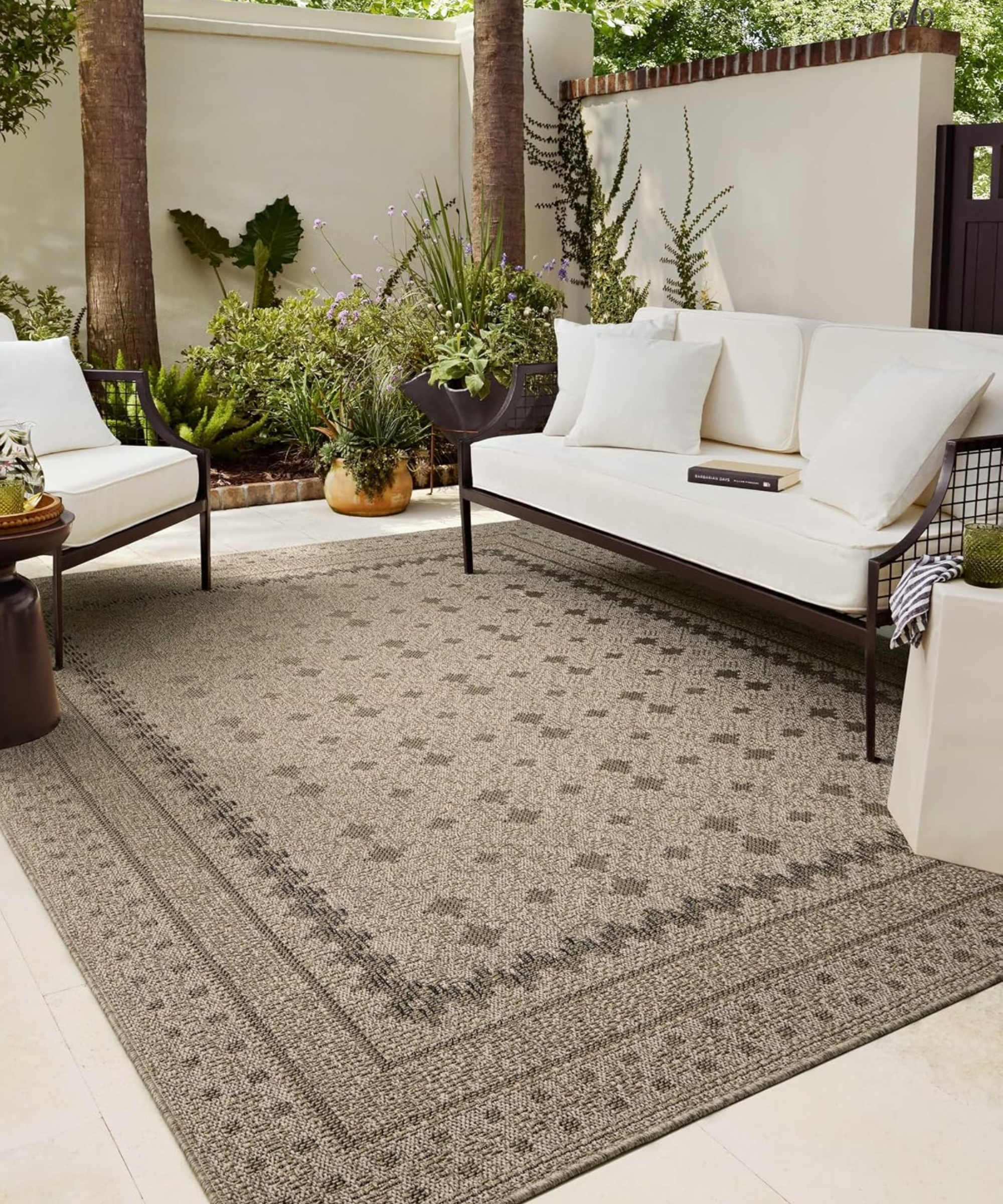 un tapis d'extérieur décoratif d'Amazon sur une terrasse avec des meubles de patio