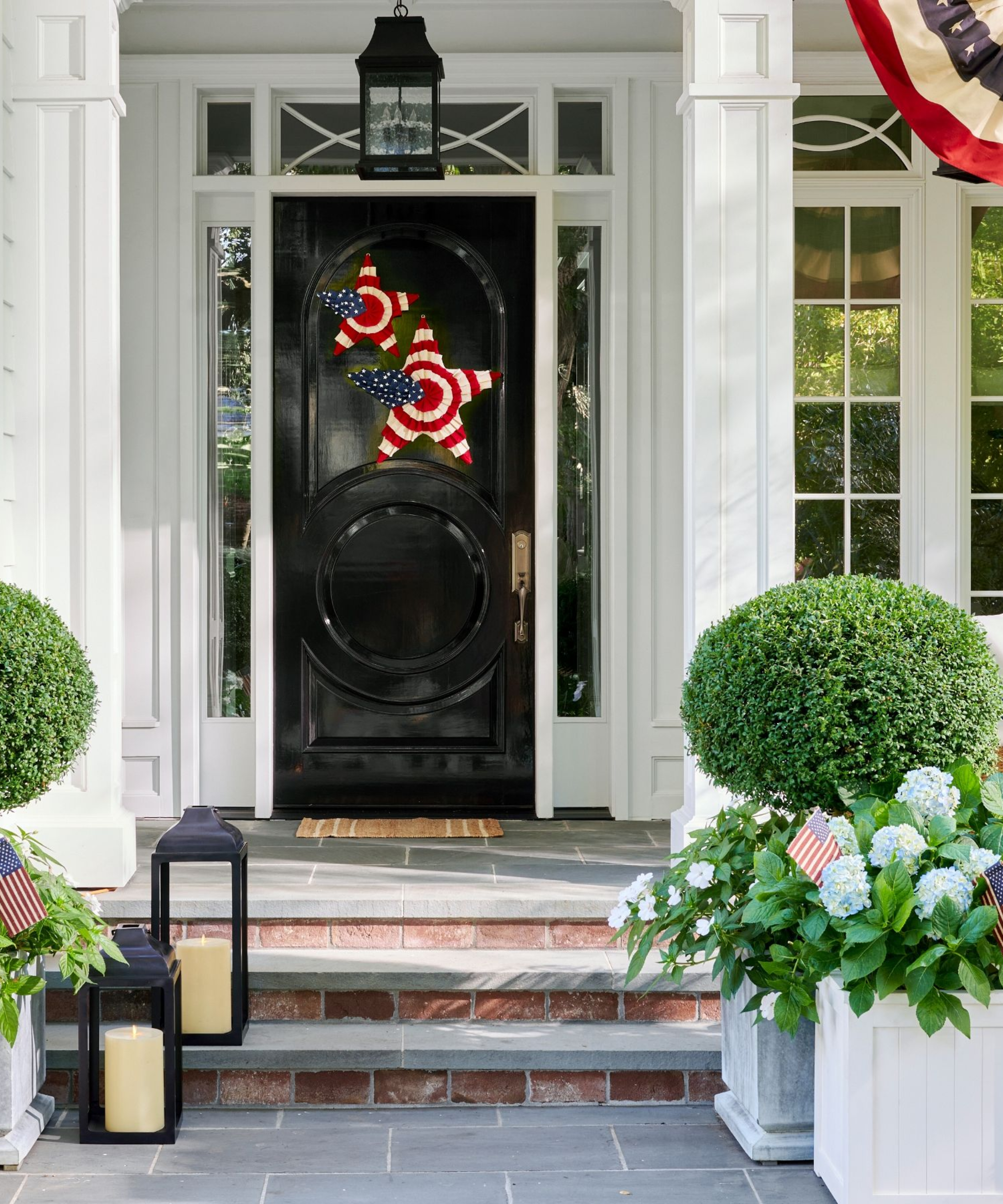 un porche décoré pour le 4 juillet