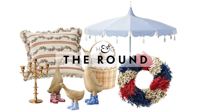 Si Ralph Lauren organisait la fête du 4 juillet, nous parierions que cela ressemblerait à ces 20 pièces de décoration chics Chic Fourth of July decor, including a gold candelabra, antique-style cushion cover, set of three patriotic geese, woven ice bucket, tassel outdoor umbrella, and red-white-and-blue festive wreath
