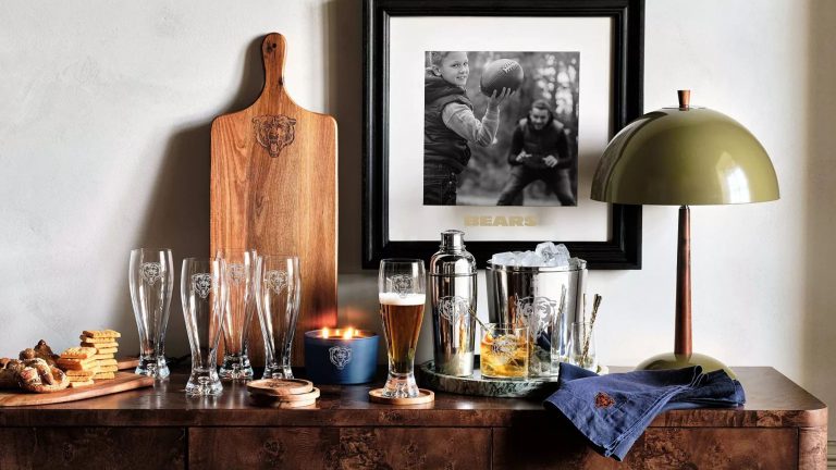 Un père obsédé par le sport ? Pas de cadeau pour la fête des pères ? Cette collaboration NFL x Crate & Barrel ne pourrait pas être plus parfaite Un père obsédé par le sport ? Pas de cadeau pour la fête des pères ? Cette collaboration NFL x Crate & Barrel ne pourrait pas être plus parfaite