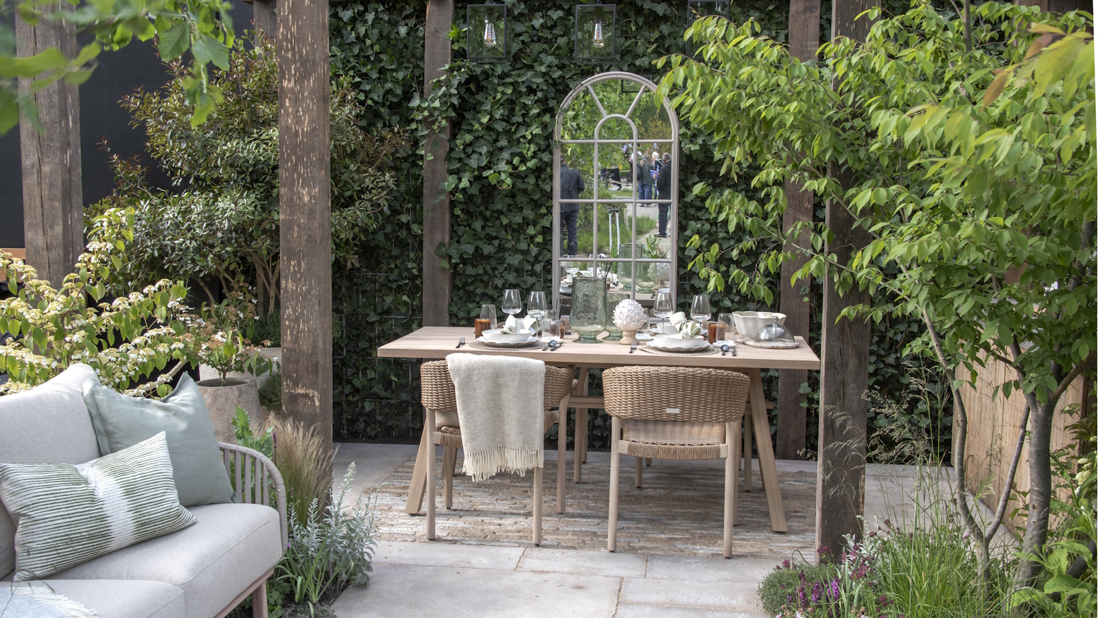 Coin repas extérieur sous une pergola