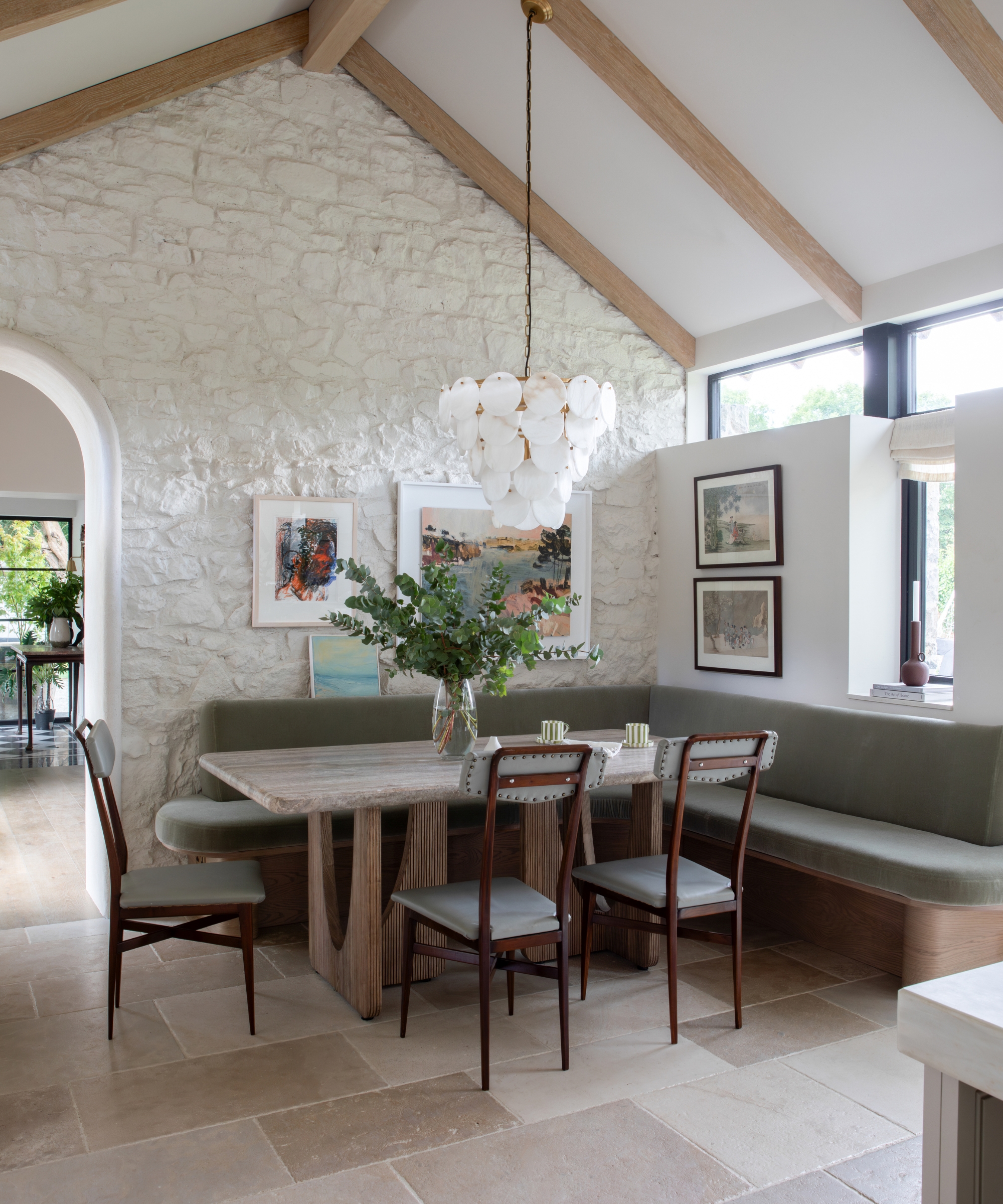 Une banquette de cuisine avec murs en pierres apparentes
