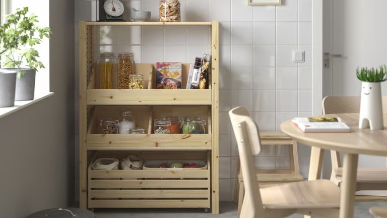 L’étagère intelligente d’IKEA est le moyen le plus simple d’optimiser le rangement dans la cuisine – c’est une alternative parfaite pour un petit espace à un garde-manger L'étagère intelligente d'IKEA est le moyen le plus simple d'optimiser le rangement dans la cuisine – c'est une alternative parfaite pour un petit espace à un garde-manger