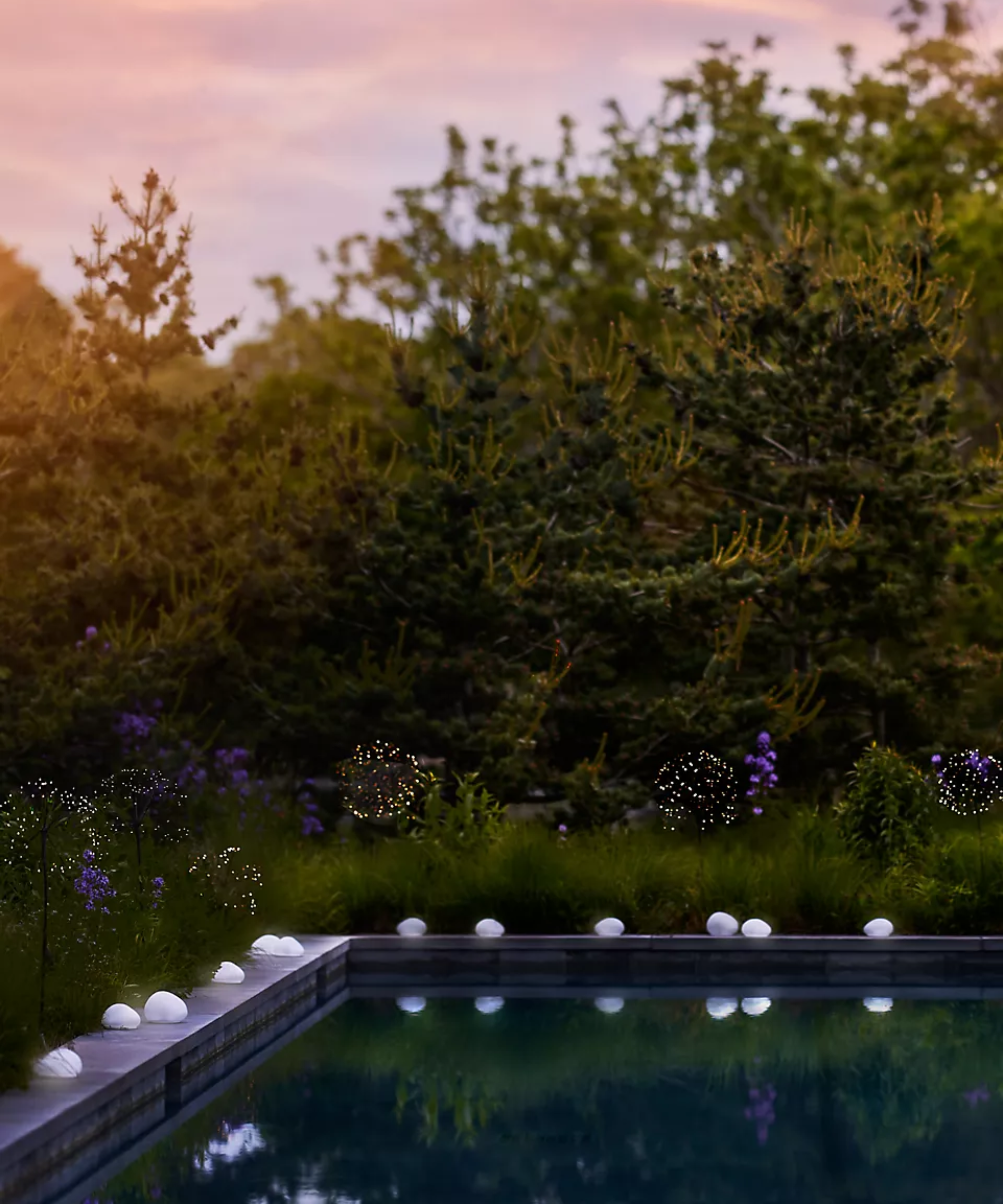 une piscine entourée de lampes solaires à galets