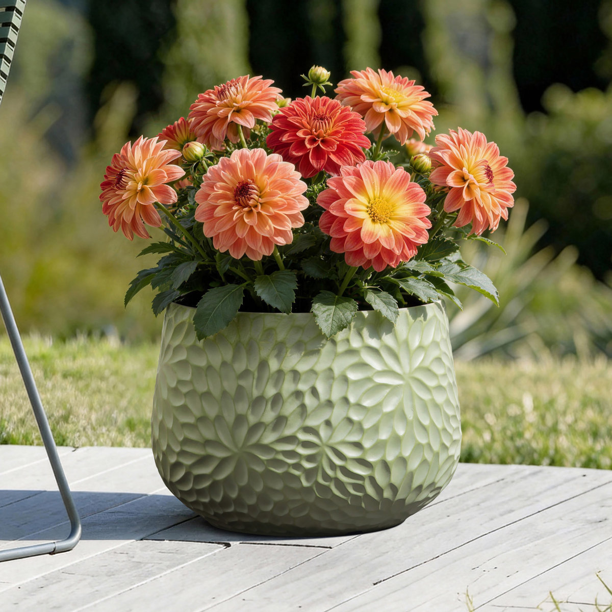Maison Urbaine Est 16'' Dia Green Grande jardinière ronde avec texture florale, pot de plantes de jardin décoratif | Wayfair