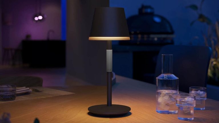 Cette lampe intelligente à changement de couleur Philips Hue fera plus pour l'ambiance de votre terrasse que toute autre chose cet été