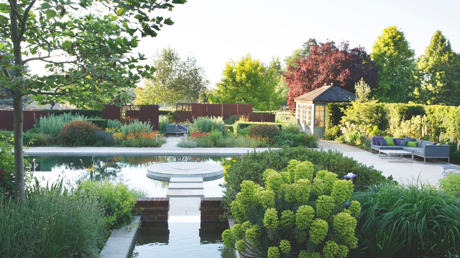 une grande cour avec une piscine et beaucoup de verdure