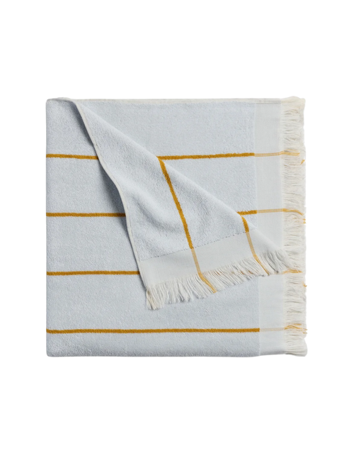 Serviette de plage au bord de la baie 