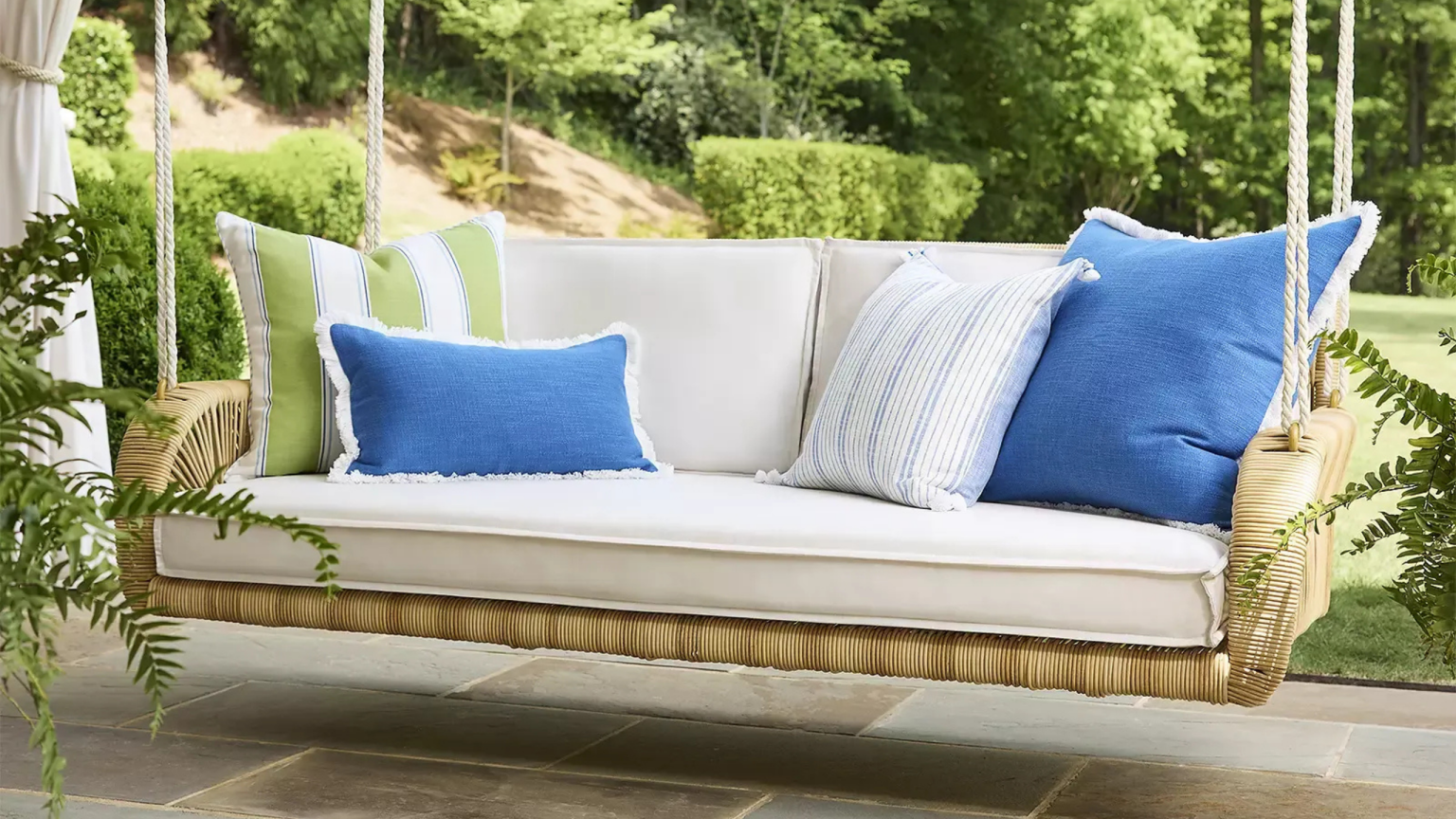 Aucun mobilier d’extérieur n’est plus nostalgique qu’une balançoire – Achetez 16 modèles intemporels qui transformeront votre porche en votre endroit préféré pour vous détendre a porch swing