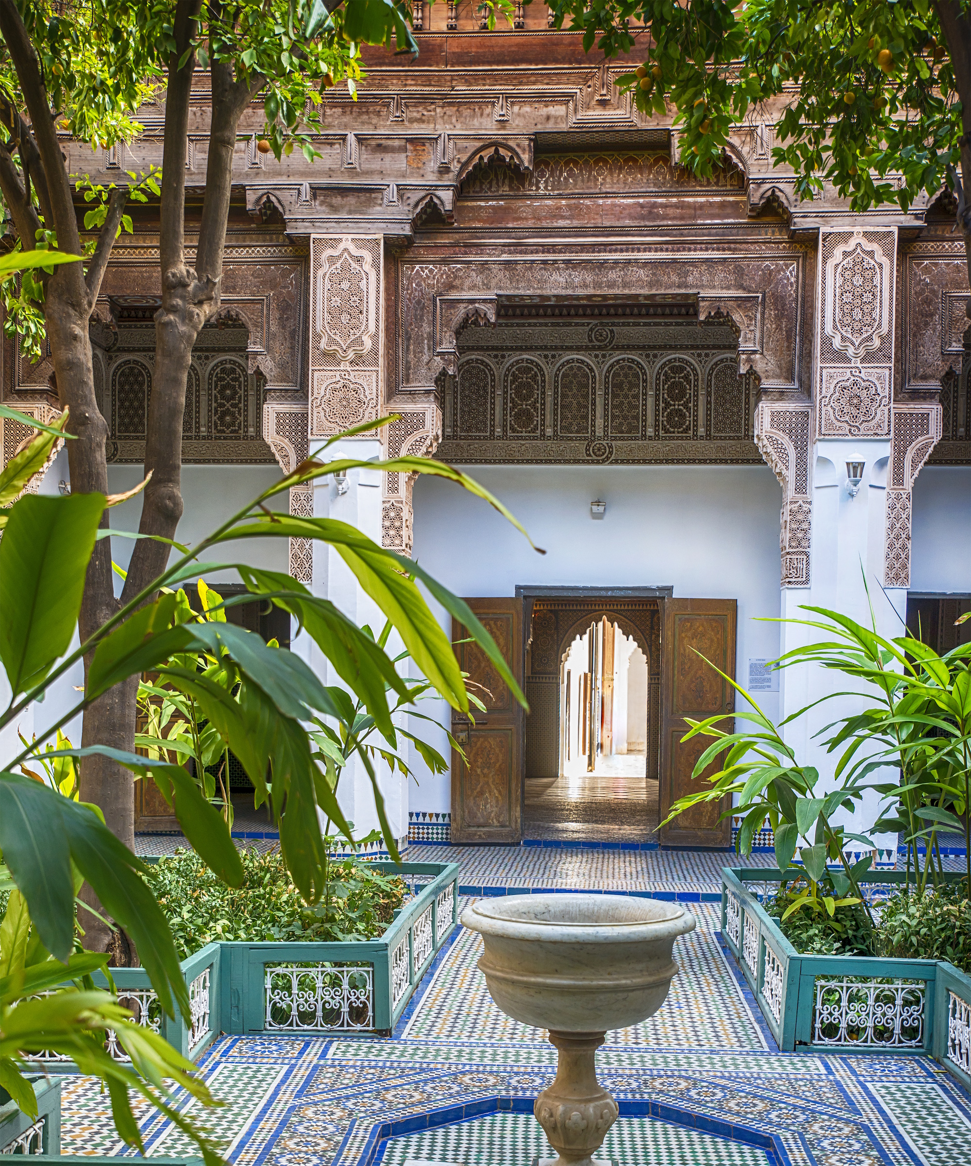 Décoration ornée dans la cour intérieure au Maroc