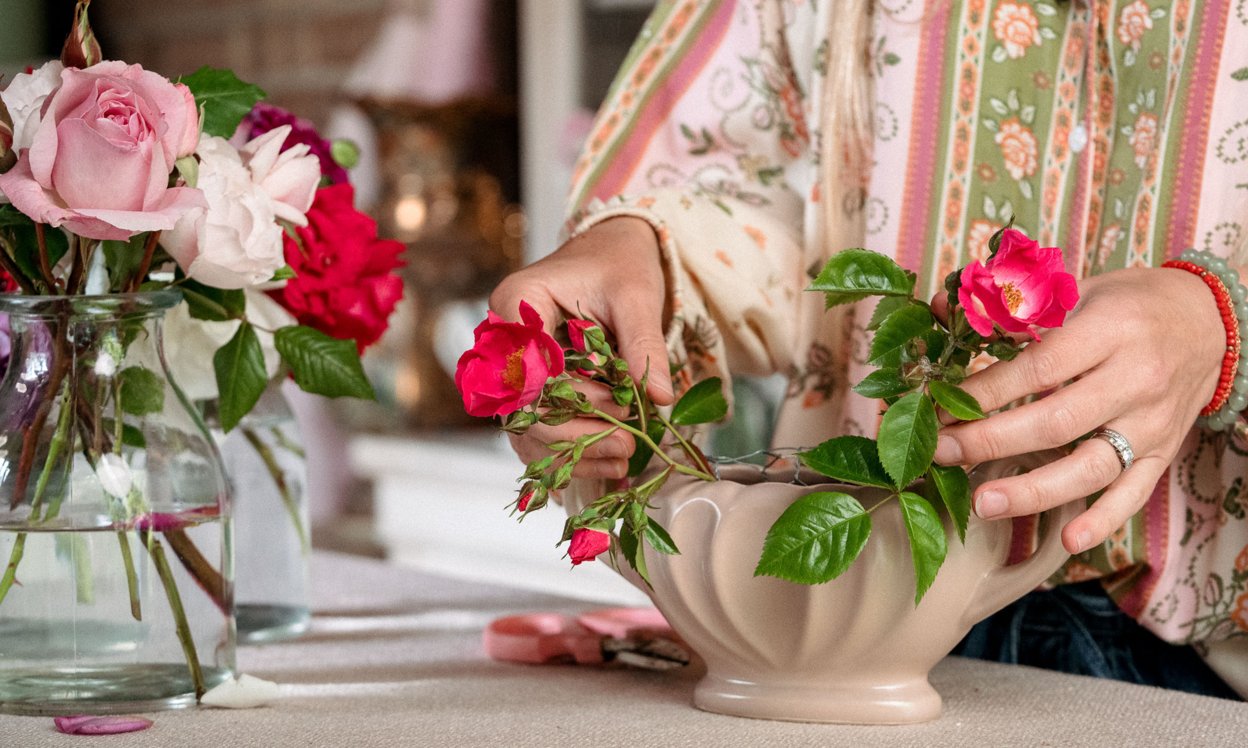 motif floral rose de jardin dans un vase vintage rose