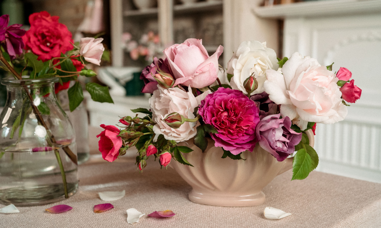 Pétales et racines : comment disposer les roses de jardin pour qu’elles soient belles sans effort sur votre table d’été garden rose floral design in pink vintage vase