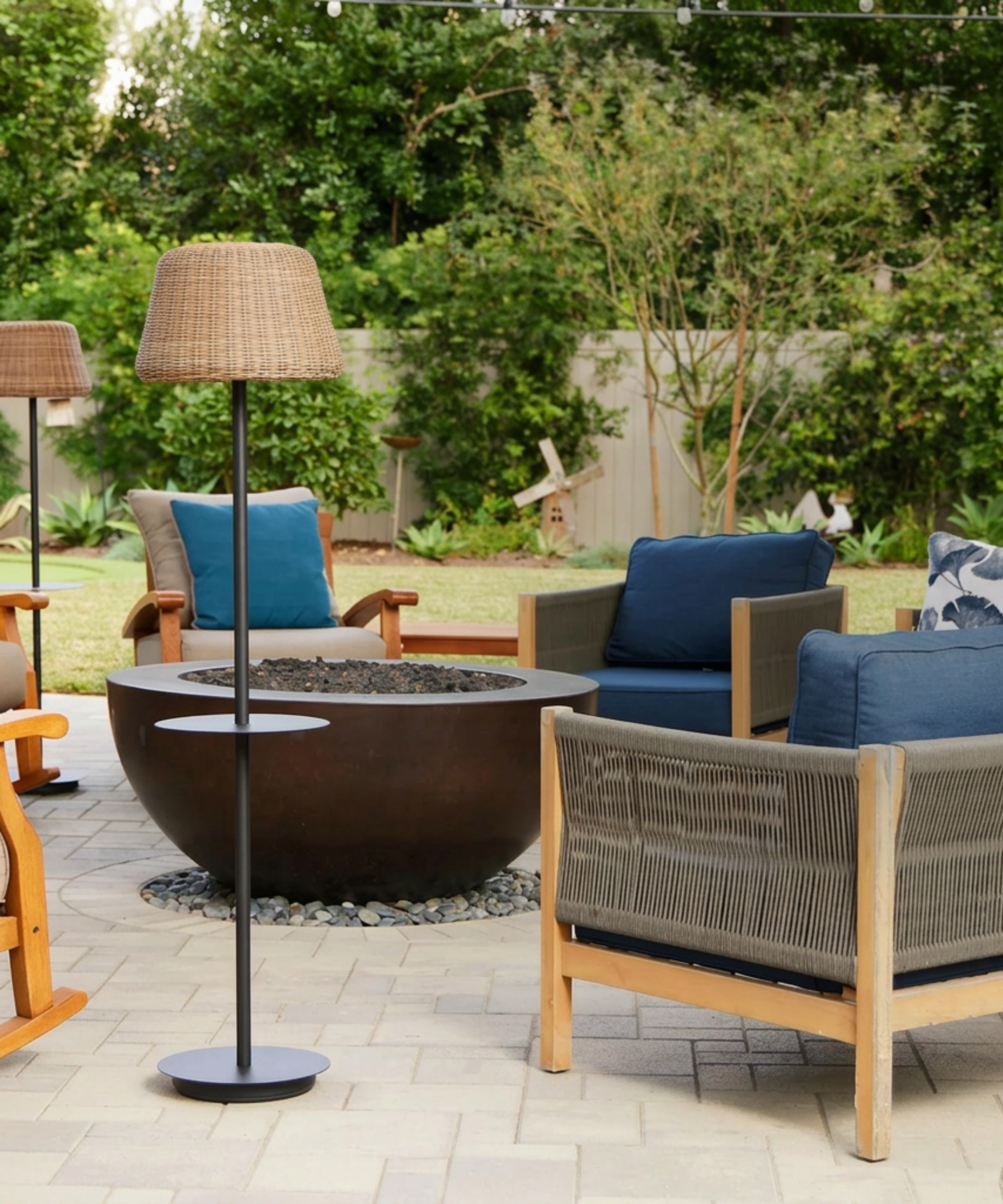 un patio avec un foyer, plusieurs chaises longues et un lampadaire