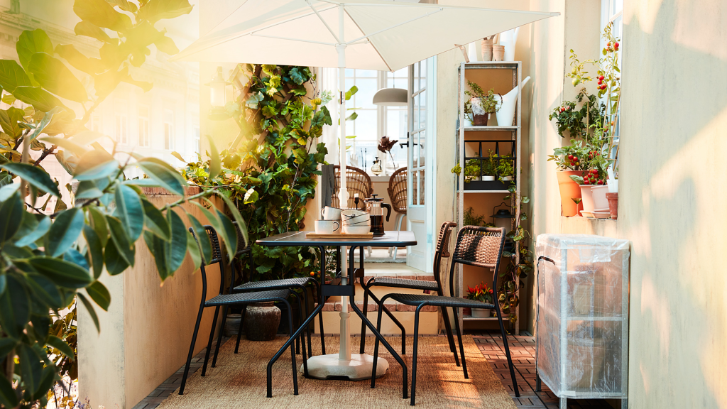 Le parasol peu encombrant d'IKEA à 35 $ remplace les parapluies encombrants, épargnant ainsi les petits patios de près de 4 pieds d'encombrement