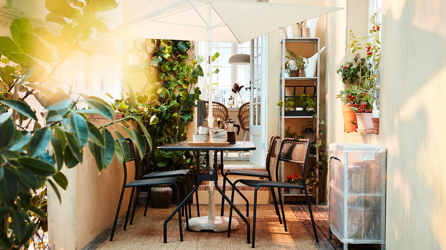 Le parasol peu encombrant d'IKEA à 35 $ remplace les parapluies encombrants, épargnant ainsi les petits patios de près de 4 pieds d'encombrement
