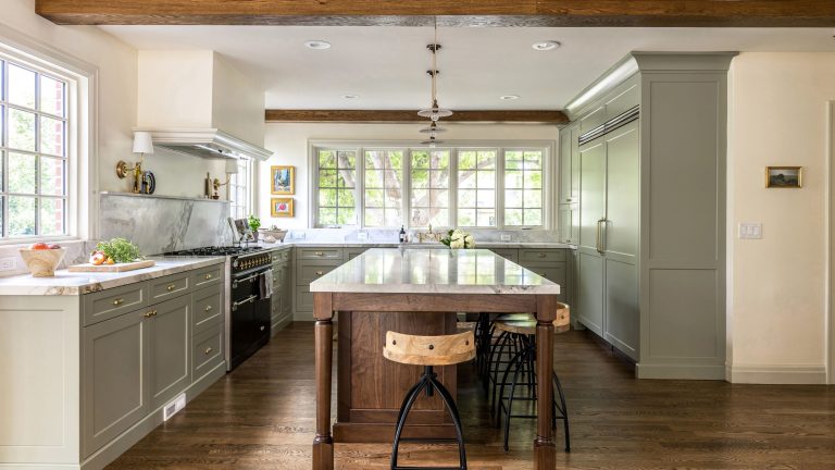 Les designers révèlent pourquoi cette peinture grise Farrow & Ball convient à toutes les cuisines : c'est le neutre parfait pour un look habité qui n'a jamais l'air froid