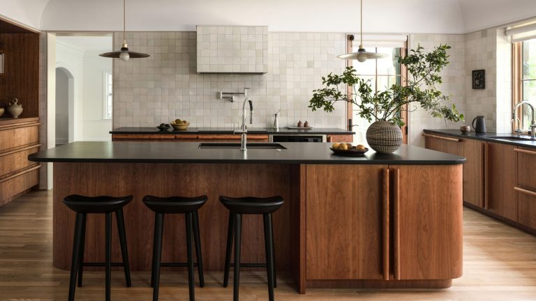 Ce matériau d'armoires de cuisine des années 90 fait son grand retour, mais quelles couleurs devriez-vous associer avec du bois de cerisier pour un espace chic en 2026 ?