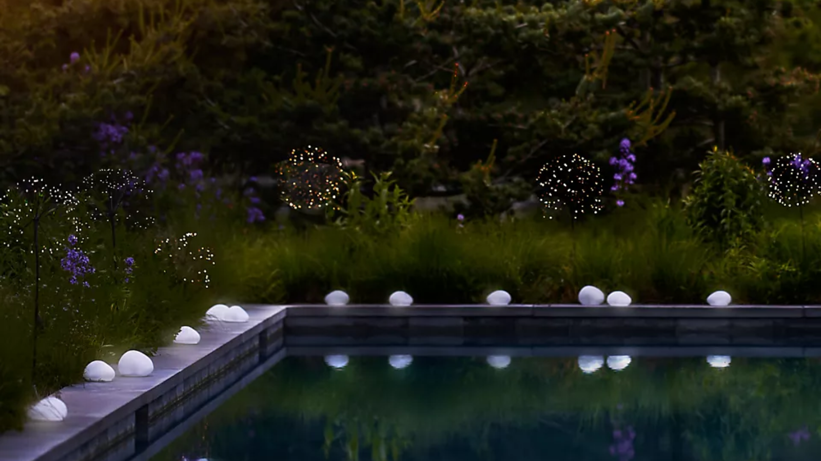 une piscine entourée de lampes solaires à galets