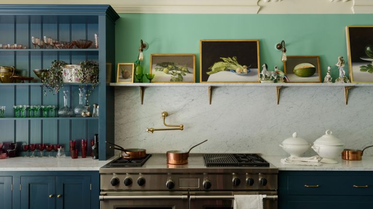 Comment styliser un clapier pour qu'il soit beau et qu'il serve également de rangement supplémentaire – selon les architectes d'intérieur qui jurent que chaque cuisine en a besoin