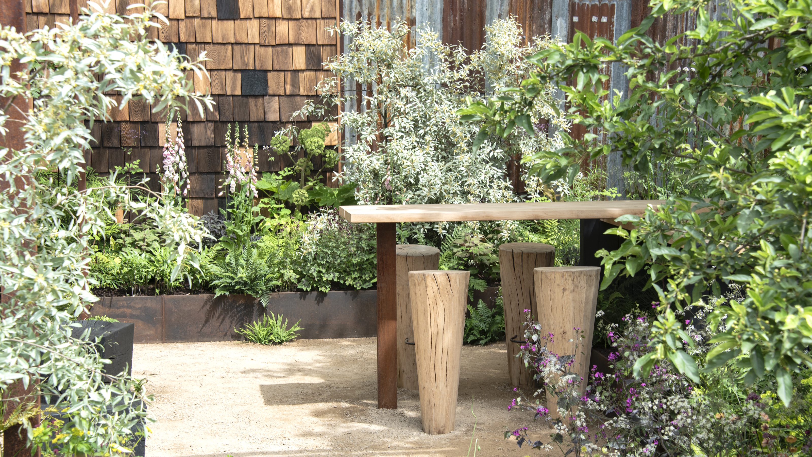 Petit jardin du Chelsea Flower Show 2026 avec sièges
