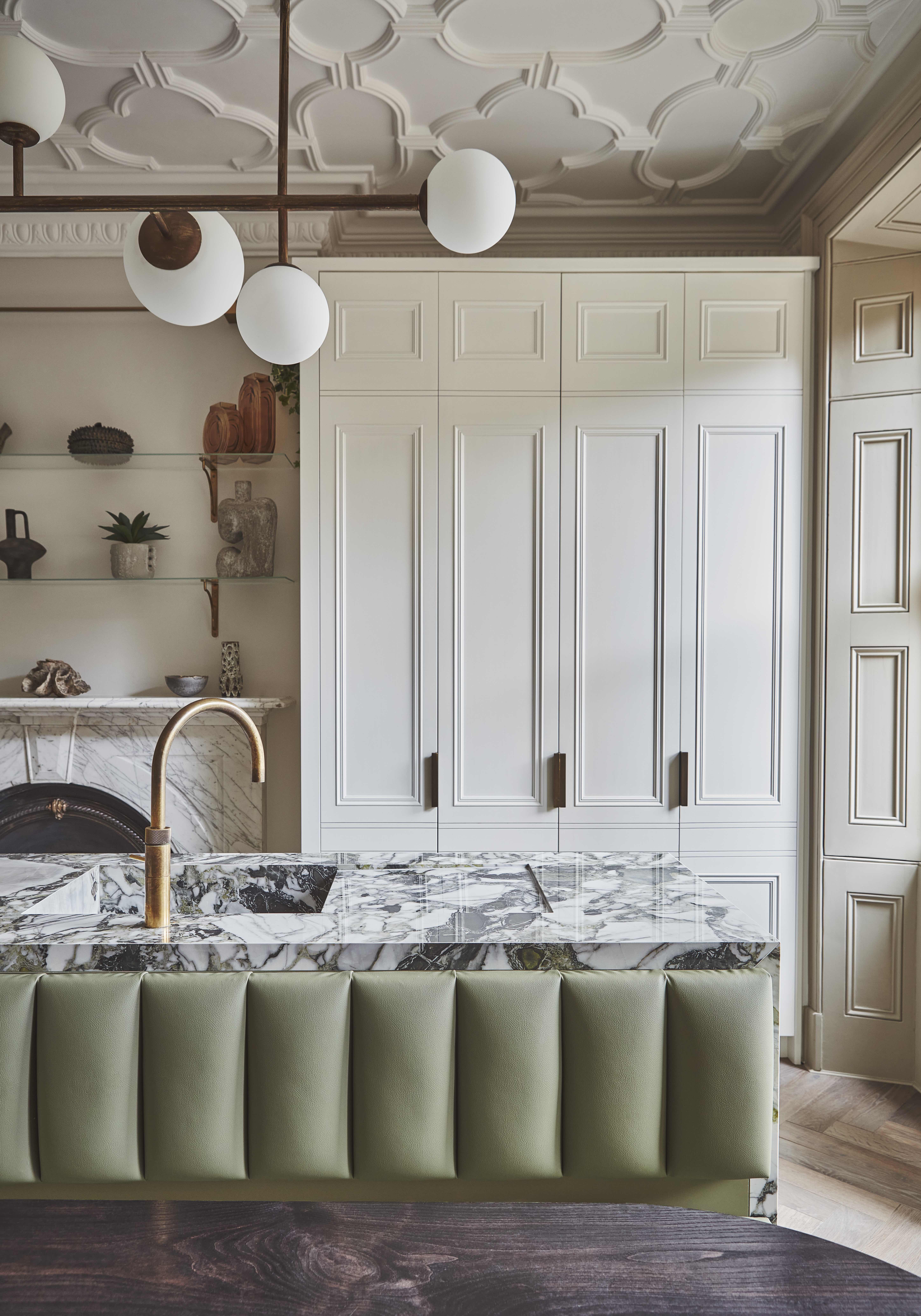Cuisine blanche avec îlot en porcelaine de style marbre vert spectaculaire