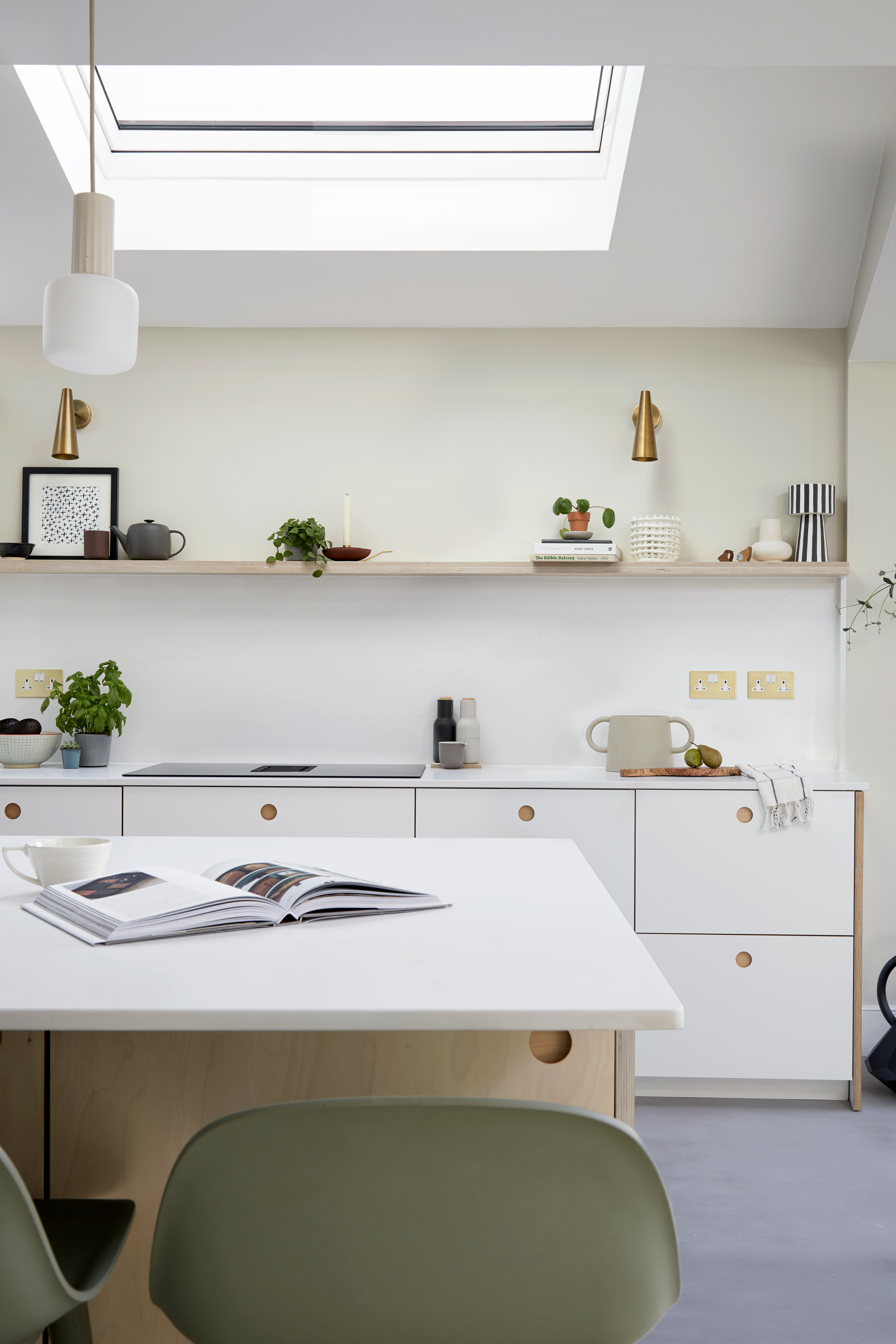 Cuisine minimaliste blanche avec comptoirs blancs