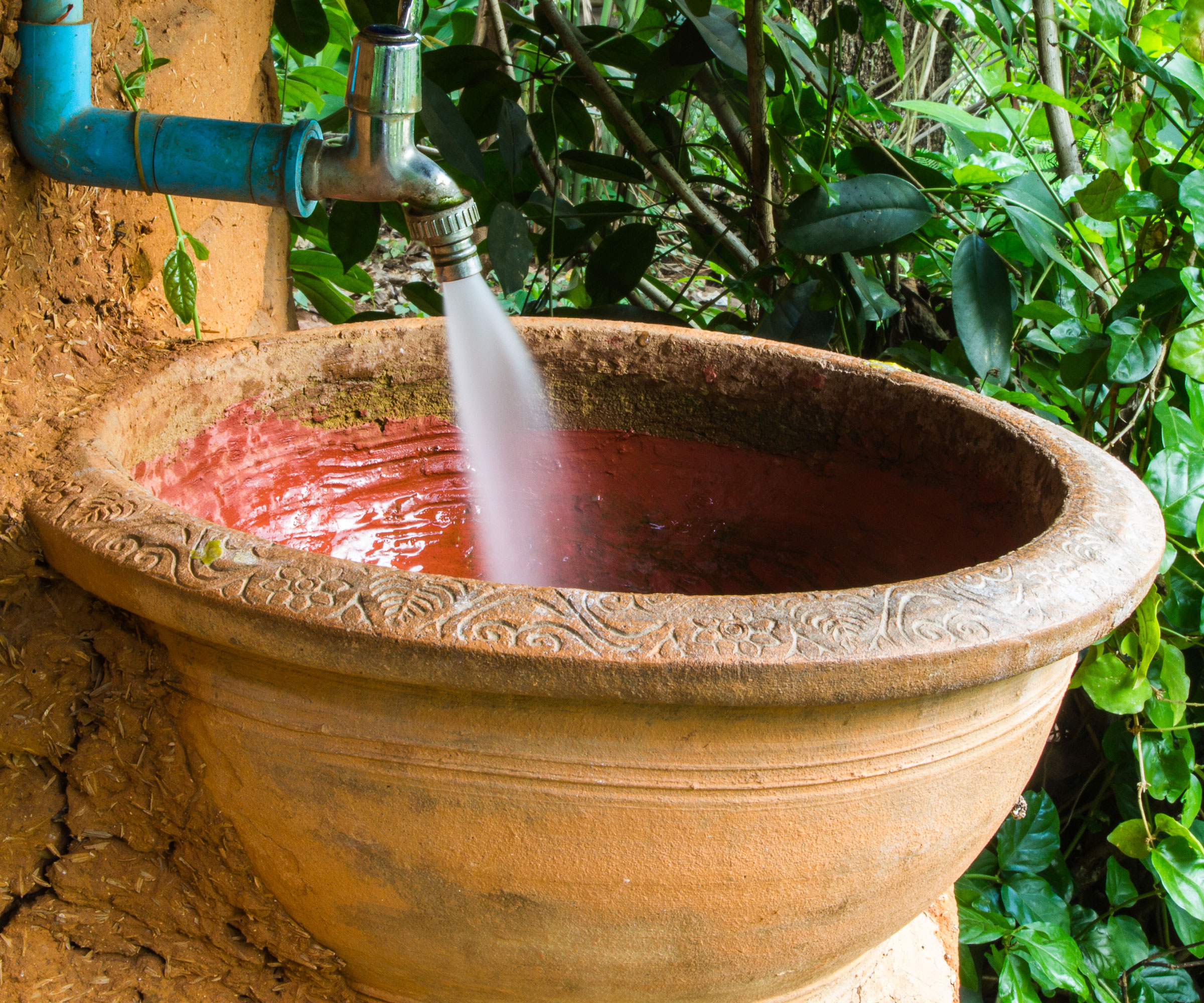 pot en terre cuite et robinet de jardin