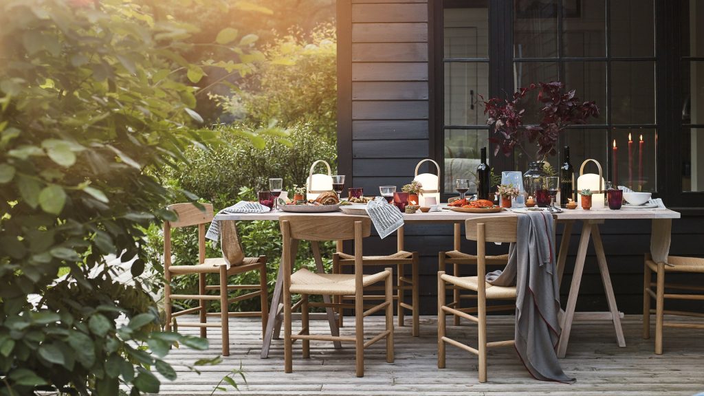 Ce lampadaire extérieur sans fil d'Amazon donne à n'importe quel patio l'impression d'être un deuxième salon – et il coûte moins de 150 $