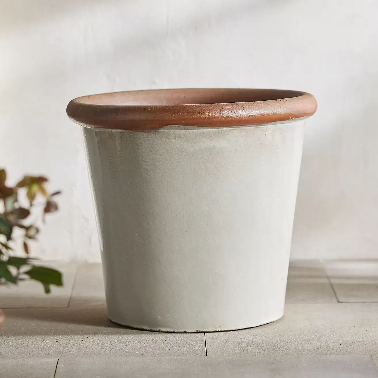 Jardinière conique en grès à bord brut