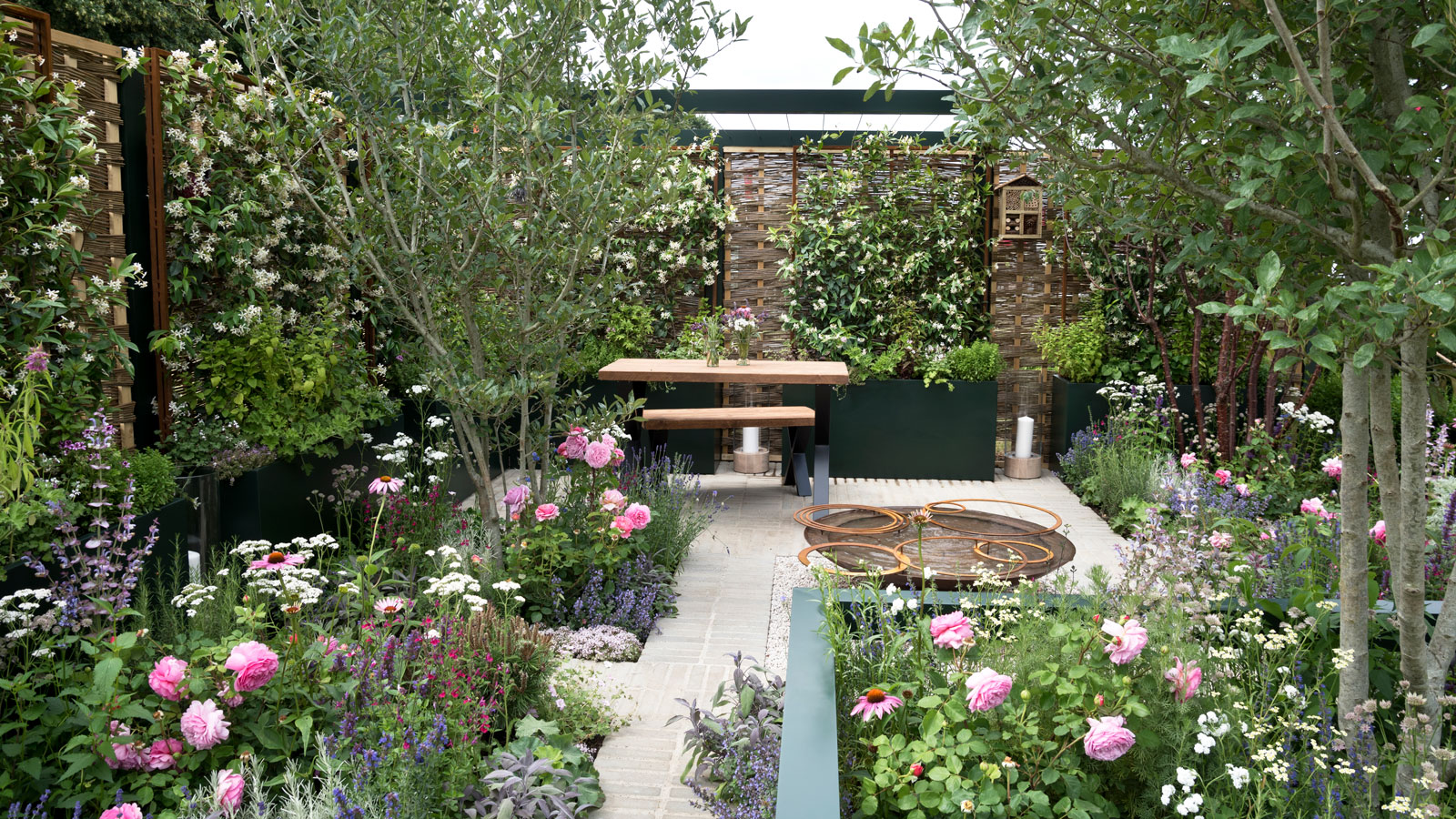 conception d'un petit jardin avec allée, plantation, mobilier d'extérieur et moustiquaire