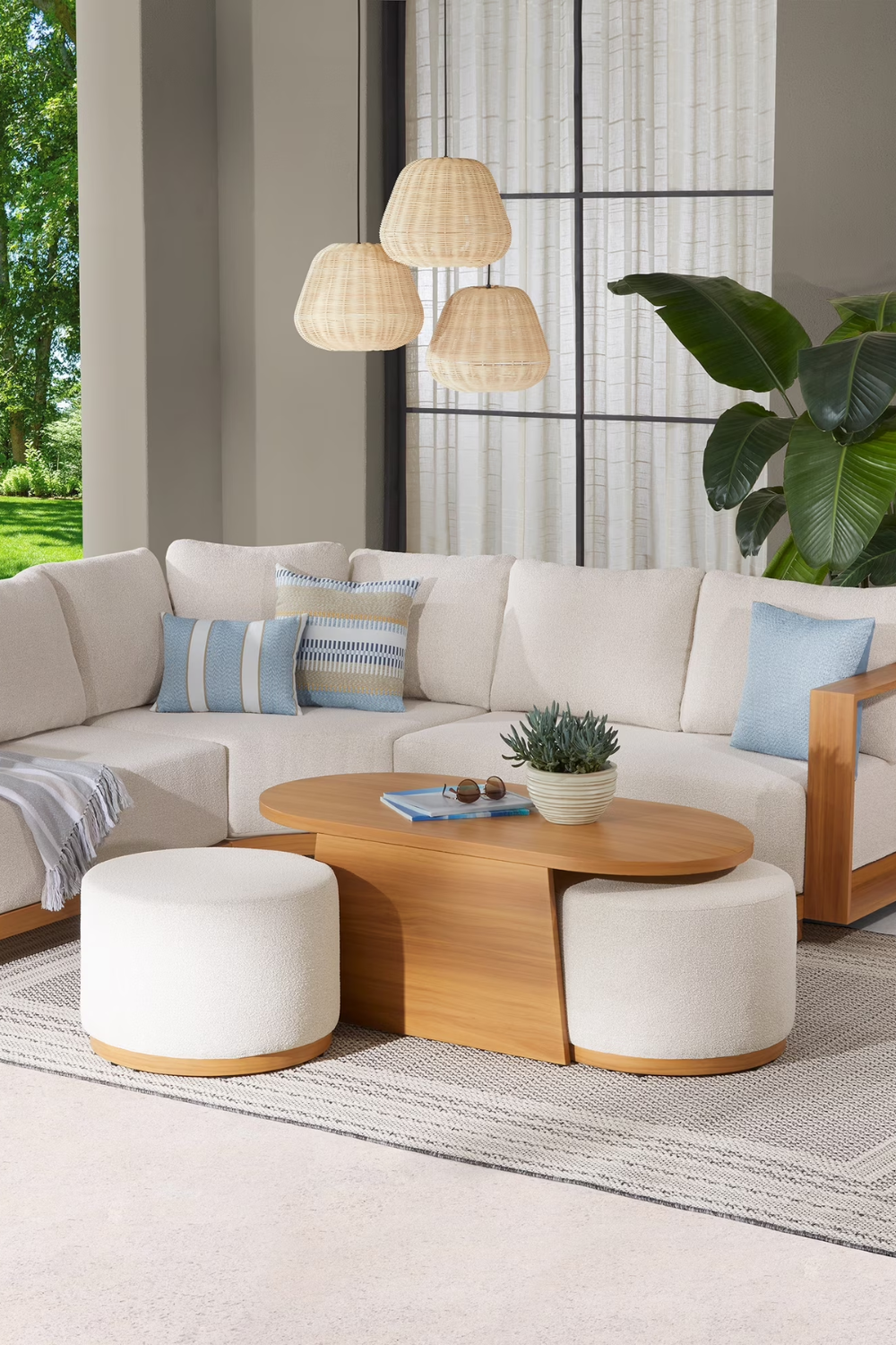 Salon extérieur d'inspiration côtière comprenant le groupe de sièges peu encombrant Juliet de Walmart, décoré d'une plante en pot, d'un livre et d'une paire de lunettes de soleil