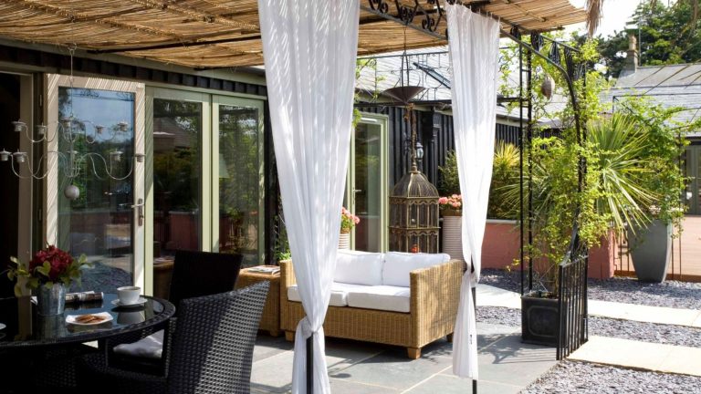 La boîte de rangement extérieure à 90 $ de Joanna Gaines résout trois problèmes de terrasse à la fois – et elle ne ressemble même pas à du plastique