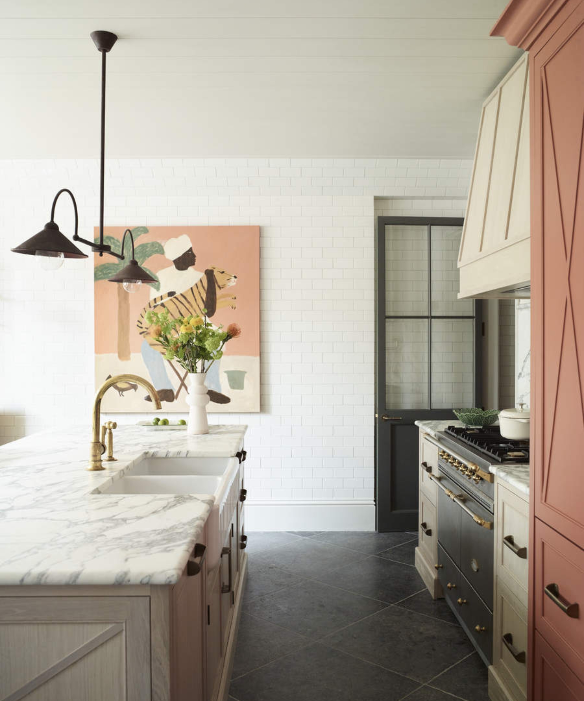 Cuisine en marbre, couleur crème et pêche avec art au mur
