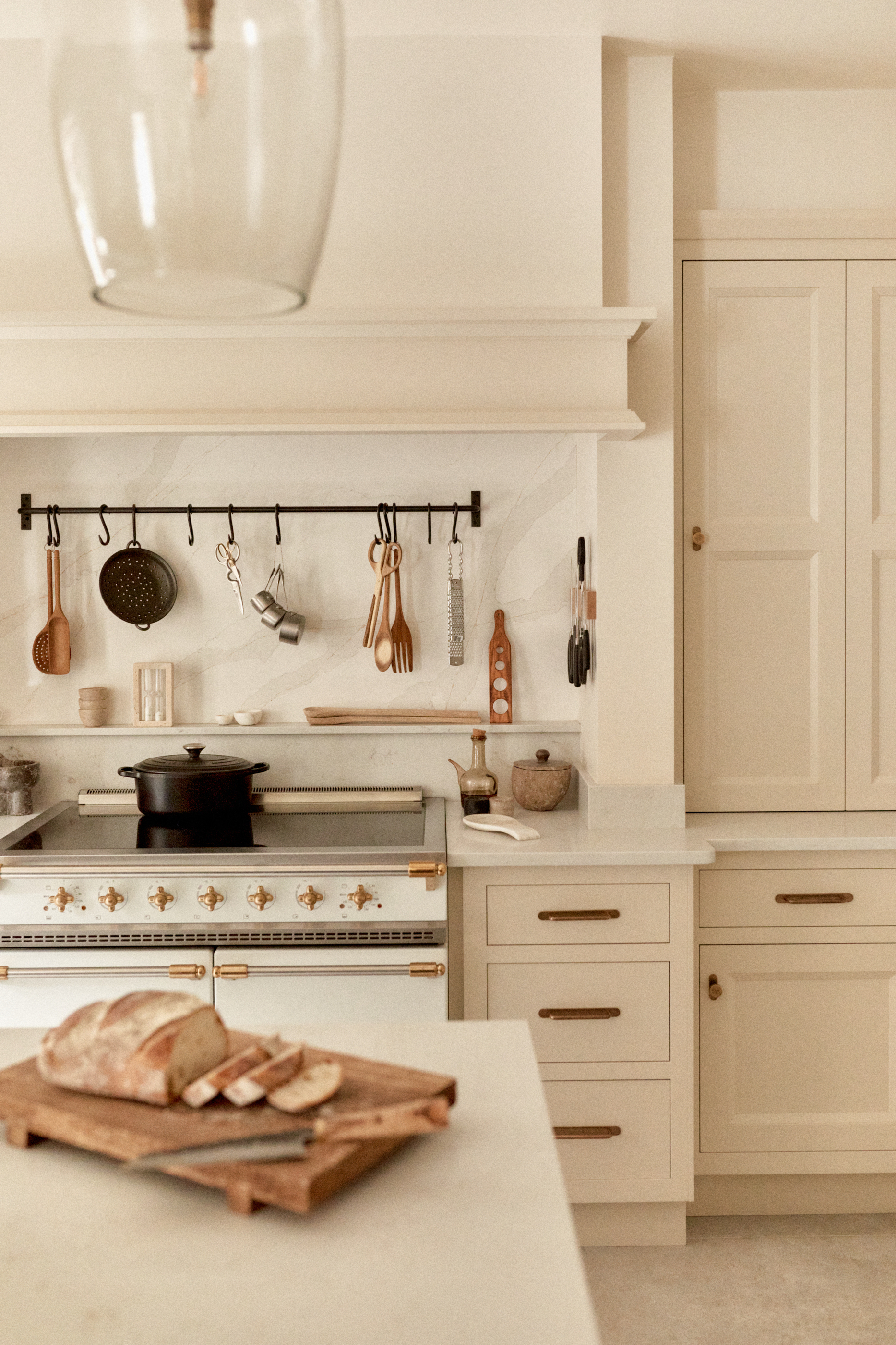 Cuisine blanche neutre avec cuisinière blanche